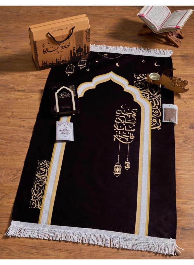 بوكس تهادوا تحابوا(سجادة صلاة قطيفة عالية الجودة مقاس ١١٠ سم × ٦٥ سم تقريباً مصحف نفس لون السجادة ومبخره خشب بتصميم شيك وكيس بخور وكارت اذكار للصباح والمساء و بعد الصلاه)